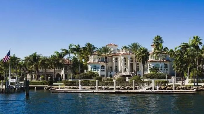 Chuyên gia bất động sản Kathia Molina từng chia sẻ, doanh nhân Patrick Bet-David cũng mua một căn nhà ở Bay Colony với giá khoảng 15 triệu USD. Nhưng khi Messi chuyển đến sống đối diện, giá trị căn nhà của ông ấy tăng lên khoảng 35 triệu USD. Ảnh: Forbes.