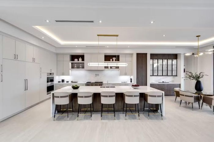 Ngôi nhà do được thiết kế bởi kiến trúc sư Lori Morris đến từ Toronto. Các căn phòng lấy ánh sáng tự nhiên, được trang trí tinh tế, hiện đại. Ảnh: Mansion Global.