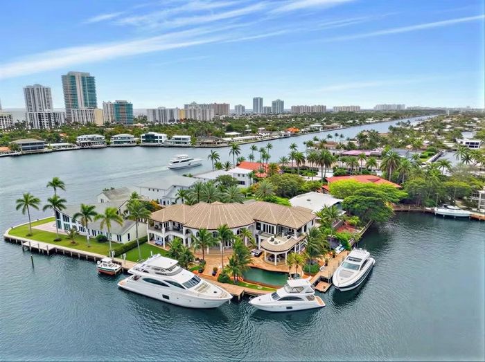  Xung quanh là nơi đậu du thuyền. Bay Colony là một cộng đồng đảo với khoảng 100 biệt thự ven biển, thu hút những người đam mê du thuyền và những người muốn sự an ninh tối đa, vì nơi đây có cổng bảo vệ 24/24h, ông Carroll cho biết thêm. Theo Zillow, giá nhà trung bình trong khu vực là 4,6 triệu USD. 