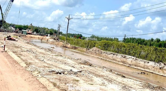 Mới vài trận mưa đầu mùa, công trường mở rộng Đường tỉnh 975 đã có một số điểm ngập do rãnh, cống thoát nước bị lấn chiếm, bịt kín.