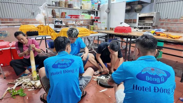 Nhân viên khách sạn chung tay chế biến đãi khách.