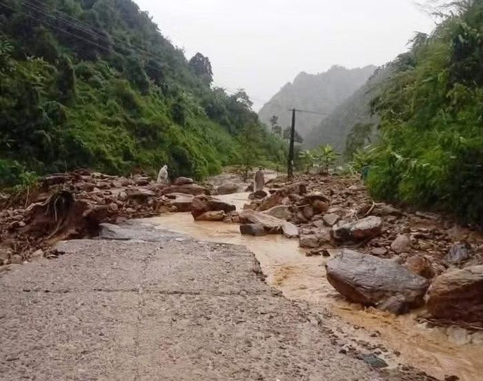 Mưa lớn gây sạt lở vùi lấp tỉnh lộ 109.