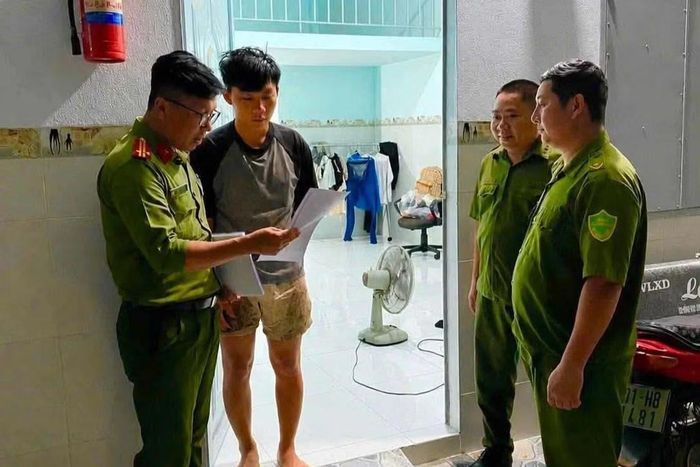 Lực lượng chức năng đến các khu dân cư, nhà trọ phát tờ rơi, kêu gọi người dân hỗ trợ cung cấp thông tin về nạn nhân.
