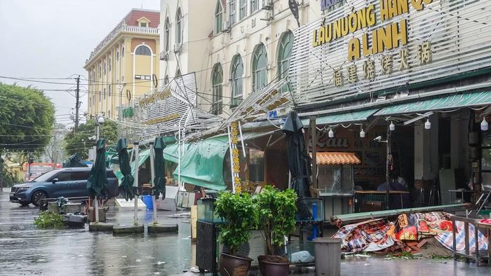 Bão gây đổ bảng biển, mái tôn tại khu vực phố ẩm thực ngay gần cầu Ka Long thuộc phường Móng Cái 2.