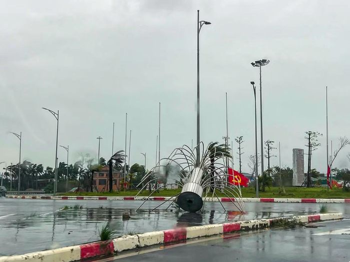 Bí thư yêu cầu các đơn vị chức năng khẩn trương khắc phục sự cố về điện, tổ chức cắt tỉa, thu dọn cây xanh gãy đổ, giải tỏa các điểm ách tắc, bảo đảm giao thông thông suốt, tạo điều kiện để người dân sớm ổn định đời sống và sản xuất.