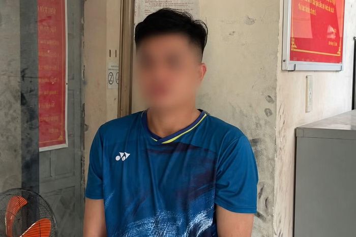 Phúc đang bị công an bắt khẩn cấp. Ảnh: Công an phường Lái Thiêu