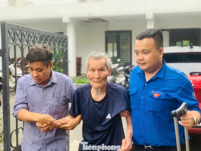 Ông Trương Quang Tuệ (ở giữa) được cháu trai Trương Quang Chiến và đoàn thanh niên hỗ trợ đưa vào nơi lấy mẫu ADN.