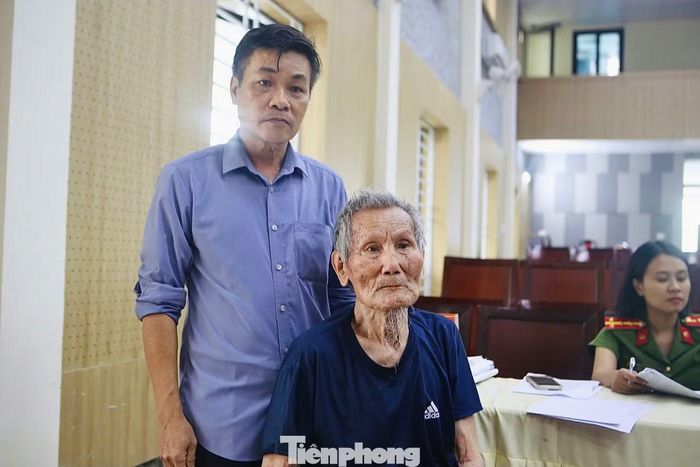 Ông Tuệ và ông Chiến mong muốn tìm được thông tin, phần mộ của người anh, người cha là liệt sĩ Trương Quang Kỳ.