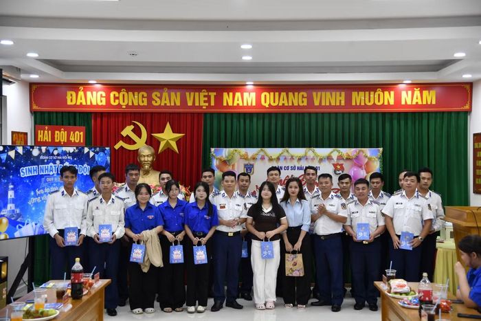 Dịp này, Đoàn cơ sở Hải đội 401 còn tổ chức chương trình "Sinh nhật đồng đội" quý II năm 2026 dành cho cán bộ, chiến sĩ có ngày sinh trong quý.