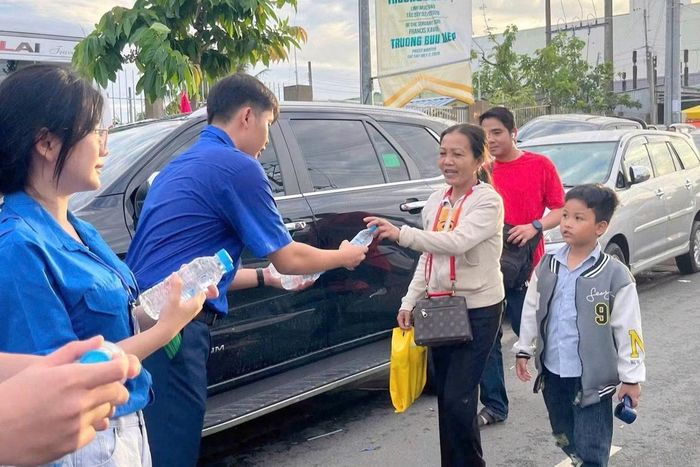 Những hình ảnh về màu áo xanh tận tụy nhanh chóng nhận được nhiều phản hồi tích cực trên mạng xã hội.