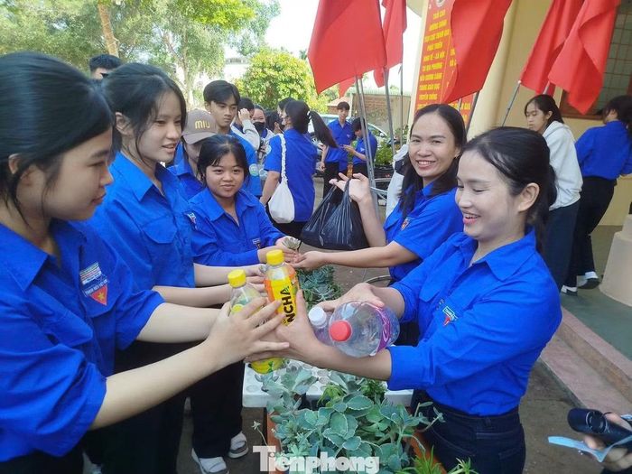 Một chai nhựa bỏ đi – thêm một mầm xanh được gieo trồng. Thông qua chương trình, đoàn viên, thanh niên và người dân cùng chung tay thu gom, phân loại rác thải nhựa để đổi lấy những chậu cây xanh nhỏ, góp phần lan tỏa lối sống xanh, nâng cao ý thức bảo vệ môi trường.