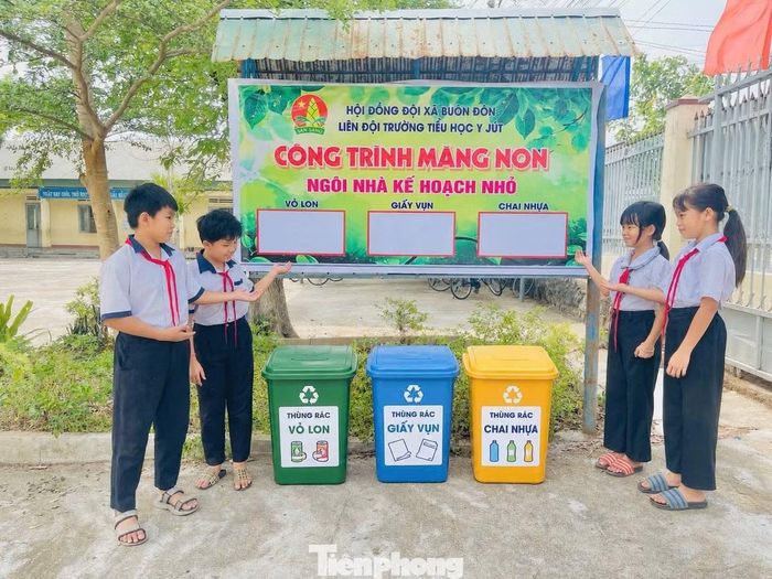 Từ những chai nhựa, vỏ lon, giấy vụn tưởng chừng bỏ đi, các em đội viên đã cùng nhau tạo nên những hành động đẹp, lan tỏa ý thức bảo vệ môi trường và tinh thần tiết kiệm đến bạn bè, thầy cô.
