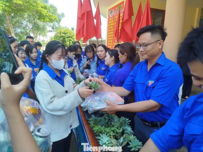 Mô hình “Đổi rác thải nhựa lấy cây xanh” được Đoàn xã Ea Phê (tỉnh Đắk Lắk) tổ chức, thu hút hàng trăm đoàn viên, thanh niên tham gia.