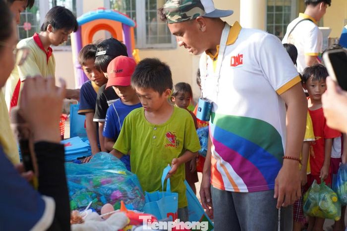 Bà Nguyễn Hoàng Hoa (xã Ya Lốp) chia sẻ, chương trình này rất thiết thực, rất hay. Mọi người đều chung tay góp phần bảo vệ môi trường. Bà Hoa mong rằng chương trình này sẽ lan tỏa nhiều hơn.