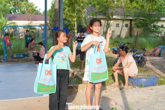 Em Nguyễn Phương Quỳnh Thanh cho biết, em và mẹ thu gom rác là những chai lọ, pin, vỏ hộp sữa, thùng giấy, túi nilong,…để đổi lấy những món quà là dụng cụ học tập hoặc món đồ chơi em yêu thích. Ngoài hoạt động đổi rác lấy quà, em thích thú với gian hàng quần áo 0 đồng.