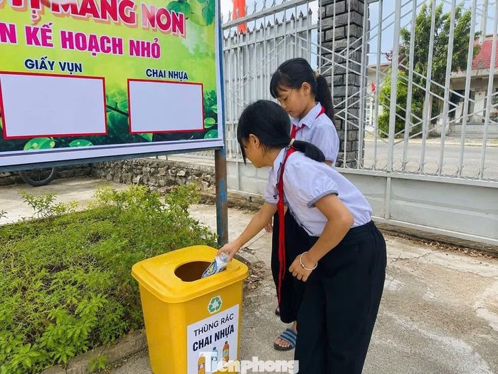 Việc thu gom và phân loại phế liệu được duy trì đều đặn, từ đó hình thành thói quen tốt trong từng lớp học.