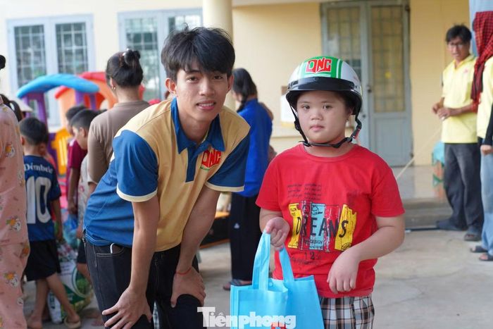 Chương trình đã nhận được sự ủng hộ từ người dân, các em nhỏ nơi đây. Nhiều em không chỉ mang rác từ nhà mà còn tham gia thu gom từ các khu vực lân cận. Từ đó, không chỉ giảm thiểu lượng rác thải nhựa, còn giáo dục về tầm quan trọng của việc bảo vệ môi trường qua những hành động đơn giản nhưng thiết thực.