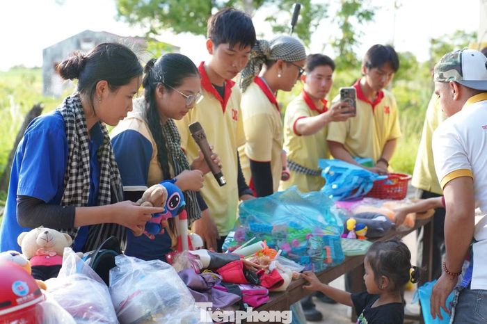 Nhiều phần quà ý nghĩa được đội hình thanh niên tình nguyện Trường Đại học Nam Cần Thơ chuẩn bị cẩn thận, xếp ngay ngắn trên bàn.