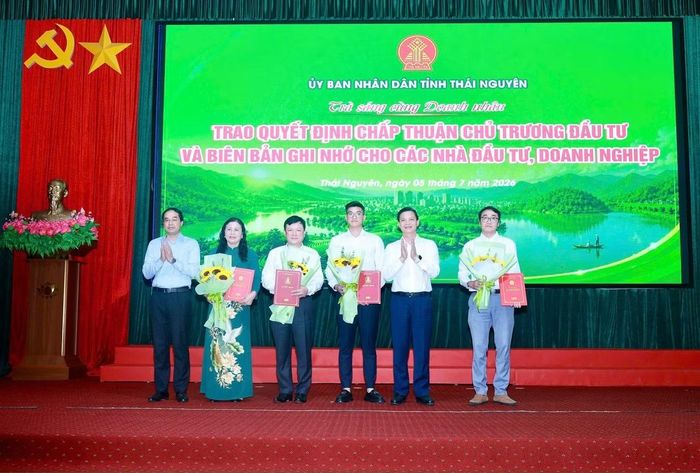 Lãnh đạo tỉnh Thái Nguyên trao các quyết định đầu tư cho đại diện doanh nghiệp.