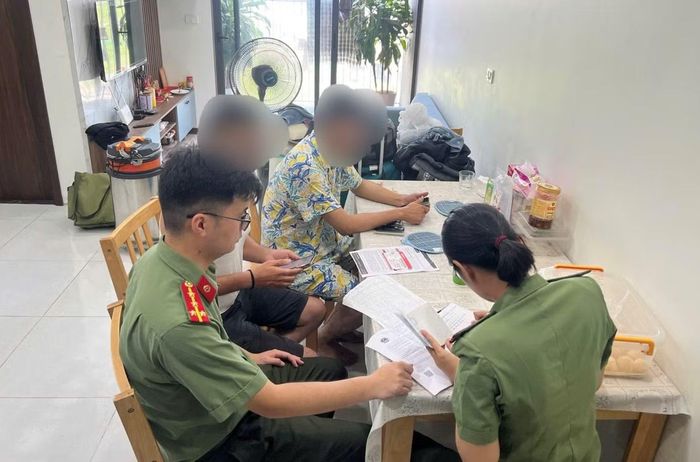 Lực lượng chức năng kiểm tra công tác lưu trú, tạm trú của người nước ngoài trên địa bàn TP Hà Nội.