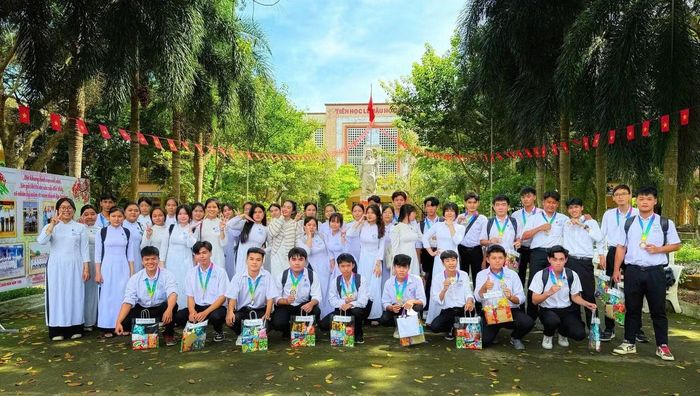 Thái Hoàng (ngồi thứ ba từ phải qua) cùng các bạn trong lớp.