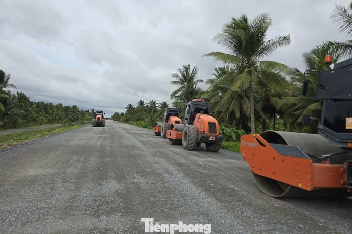 Đường dẫn phía bờ Vĩnh Long đang được hoàn thiện.