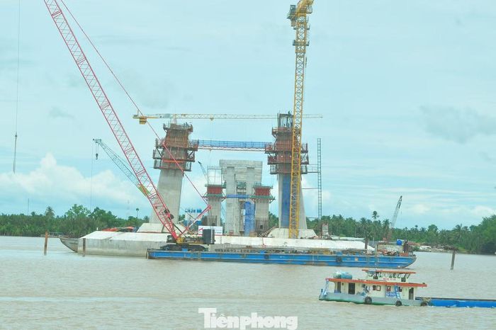 Lũy kế tới nay khối lượng thi công đạt 72% hợp đồng, riêng tiến độ thi công phần cầu chính vượt tiến độ, nhưng phần đường đang chậm.