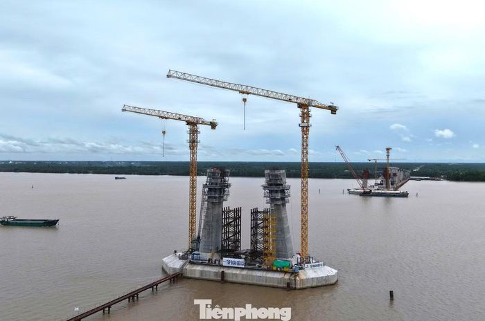  Ban Quản lý dự án 85 (Bộ Xây dựng) - chủ đầu tư cho biết, hiện nhà thầu thi công đồng loạt cầu Đại Ngãi 1 và đường dẫn. Công trường đang có 111 máy móc, thiết bị cùng 346 nhân sự thi công. 