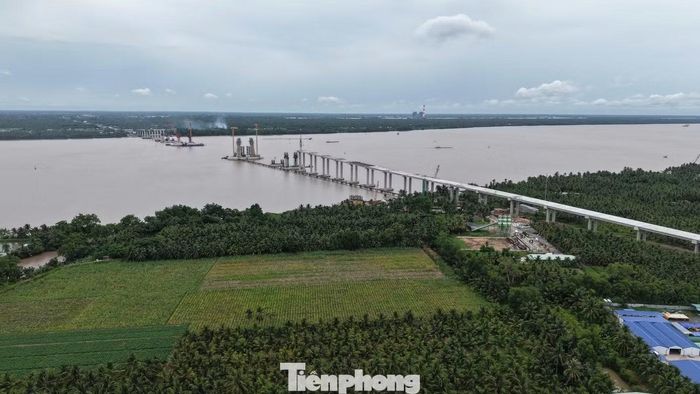 Dù ảnh hưởng bởi mùa mưa, nhà thầu vẫn nỗ lực để đạt tiến độ đề ra.