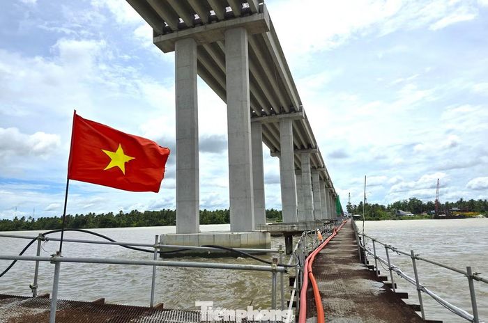 Theo nhà thầu, số nhân sự tại công trường có 70% là người có kinh nghiệm của công ty được điều động theo sát dự án từ đầu, 30% lao động tại địa phương.