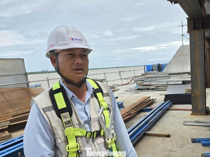 Ông Huỳnh Văn Lung - Chỉ huy phó công trường trụ chính B23 của cầu Đại Ngãi 1, cho biết, mùa mưa nên công tác thi công gặp không ít trở ngại, nhưng nhà thầu cùng anh em công nhân đang triển khai nhiều giải pháp ứng phó với thời tiết, bám sát tiến độ đề ra.