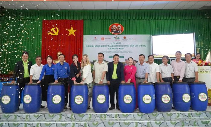 Ban tổ chức trao tặng 50 bộ dụng cụ nông nghiệp, gồm thùng ủ phân hữu cơ và chế phẩm vi sinh cho người dân tận dụng phụ phẩm nông nghiệp để sản xuất phân hữu cơ, cải tạo đất, giảm phát thải…