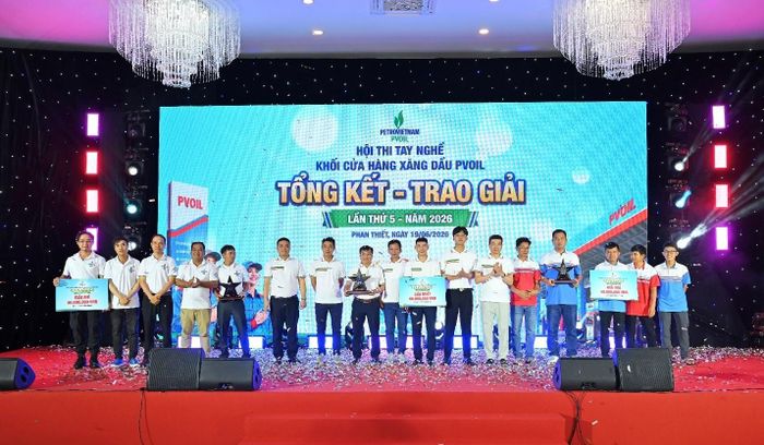 Lãnh đạo PVOIL trao Giải Nhất (PVOIL Thánh Hóa) và hai Giải Nhì (PETEC, PVOIL Sài Gòn) tại Hội thi