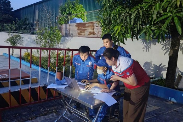 Các thành viên đội thi nỗ lực ôn luyện không kể ngày đêm