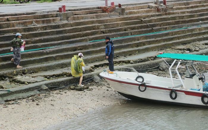 Người dân tại Đặc khu Vân Đồn chuyển vật tư ra các tàu thuyền ven bờ.