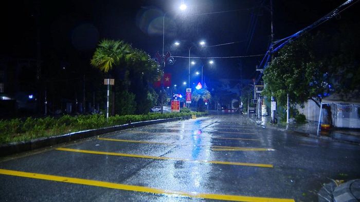 Sáng sớm 5/7, mưa và gió bão tại xã Đầm Hà cùng khu vực lân cận đã giảm, song địa phương vẫn tiếp tục theo dõi chặt chẽ hoàn lưu sau bão.