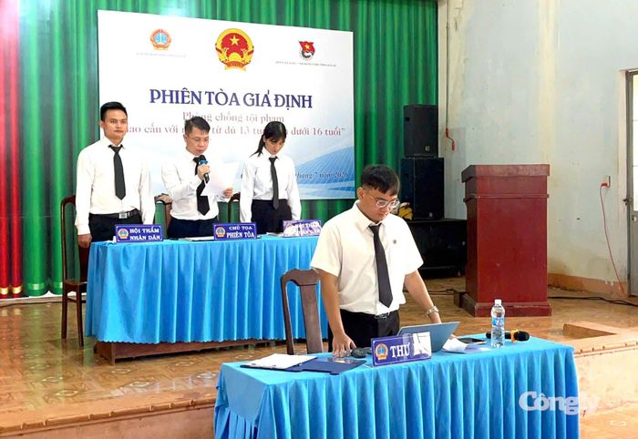 Hội đồng xét xử tại phiên tòa giả định.