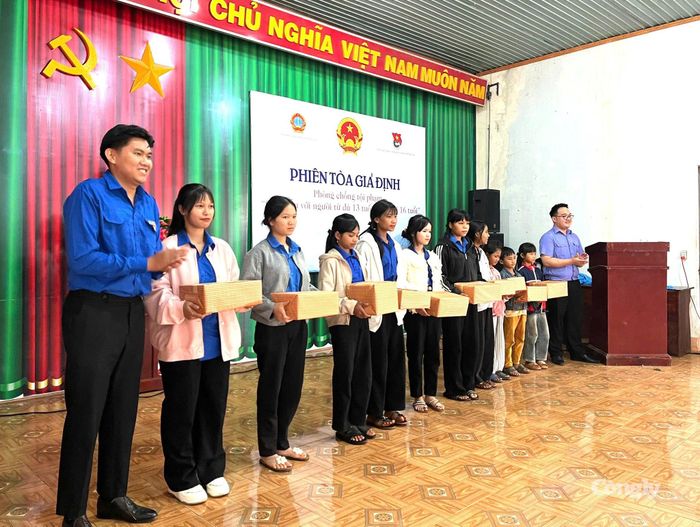Chi đoàn TAND tỉnh Gia Lai tặng quà cho 10 thiếu nhi có hoàn cảnh khó khăn.