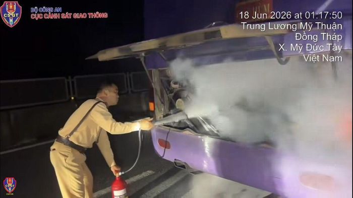 Cháy xe khách tại Km 94+900 tuyến cao tốc TP. Hồ Chí Minh - Trung Lương - Mỹ Thuận.