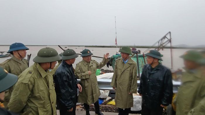 Đồng chí Quản Minh Cường yêu cầu các lực lượng chức năng phối hợp với địa phương khẩn trương khắc phục hậu quả bão, bảo đảm an toàn tính mạng và sớm ổn định đời sống nhân dân.