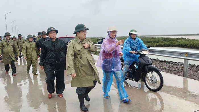 Ủy viên Trung ương Đảng, Bí thư Tỉnh ủy Quảng Ninh Quản Minh Cường đi thị sát thiệt hại tại các địa phương thuộc khu vực Móng Cái.