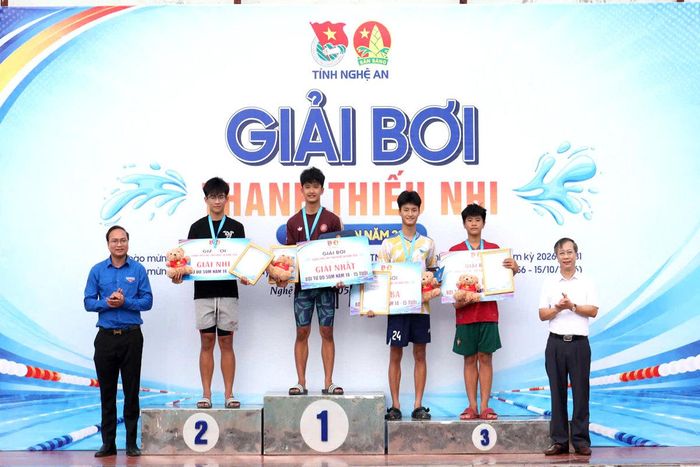 Ban Tổ chức trao các giải Nhất, Nhì, Ba và Triển vọng cho những vận động viên đạt thành tích cao tại giải đấu.