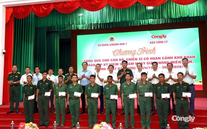 Đại diện Báo Công lý trao tặng quà cho các cán bộ, chiến sĩ có hoàn cảnh khó khăn tại Sư đoàn 5.