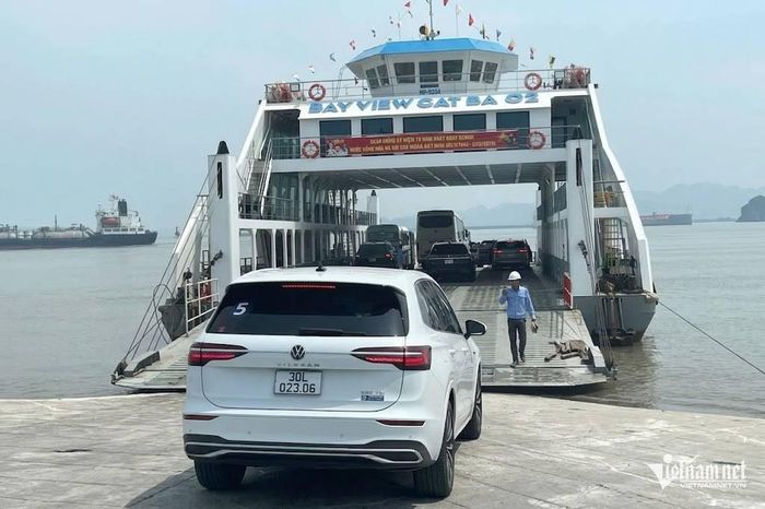Lái xe lên, xuống phà đòi hỏi nhiều kinh nghiệm để tránh những sự cố ngoài ý muốn. Ảnh: Hoàng Hiệp