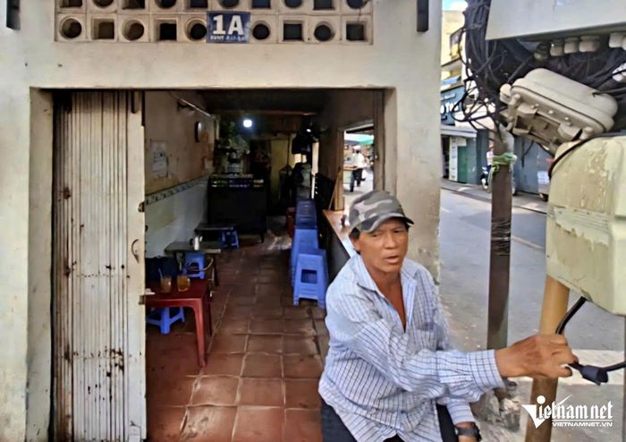 Ông Đệ - khách quen của quán, cho biết quán cà phê vợt này có từ trước năm 1975