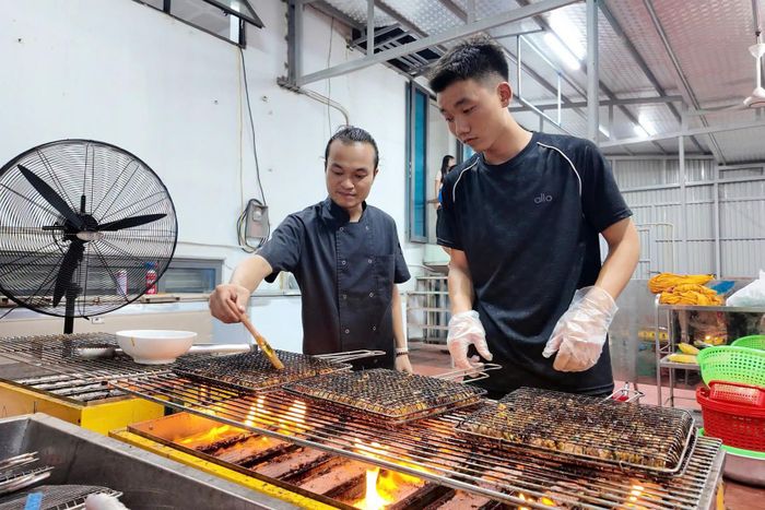 Bếp trưởng và nhân viên khách sạn trực tiếp chế biến các món ăn. Ảnh: Đ.X