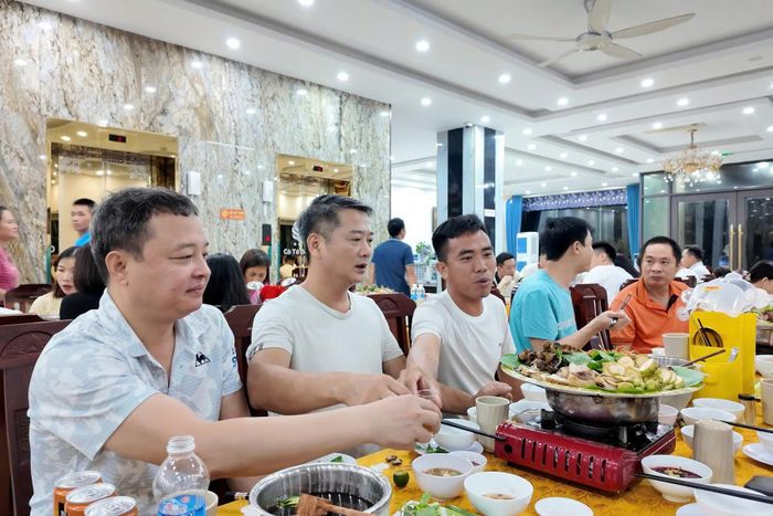 Tất cả đều vui vẻ khi ăn bữa tối đầm ấm trong thời điểm bão số 1 làm ảnh hưởng. Ảnh: Đ.X