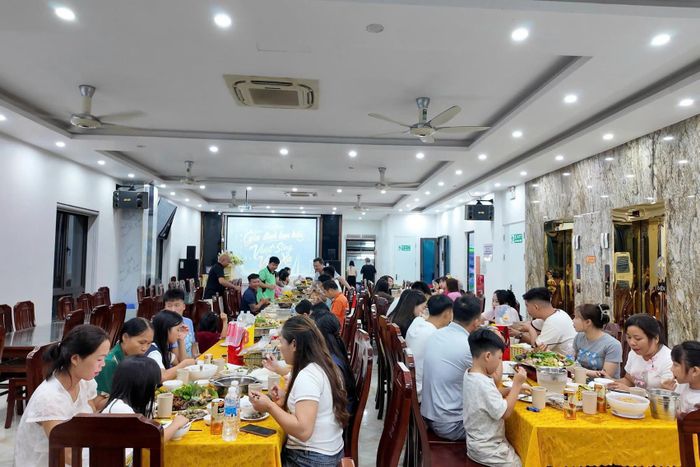 Gần 50 du khách được thiết đãi bữa tối thân mật. Ảnh: Đ.X