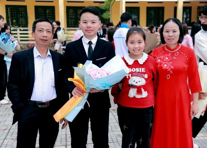 Đặng Đại Lâm chụp ảnh bên gia đình. Ảnh: NVCC