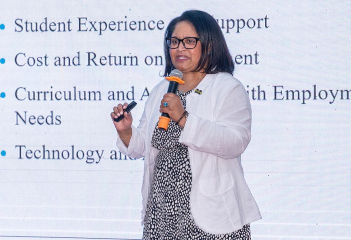 Bà Erica Sanders, Phó Hiệu trưởng phụ trách tuyển sinh kiêm Giám đốc điều hành văn phòng tuyển sinh tại Đại học Michigan.